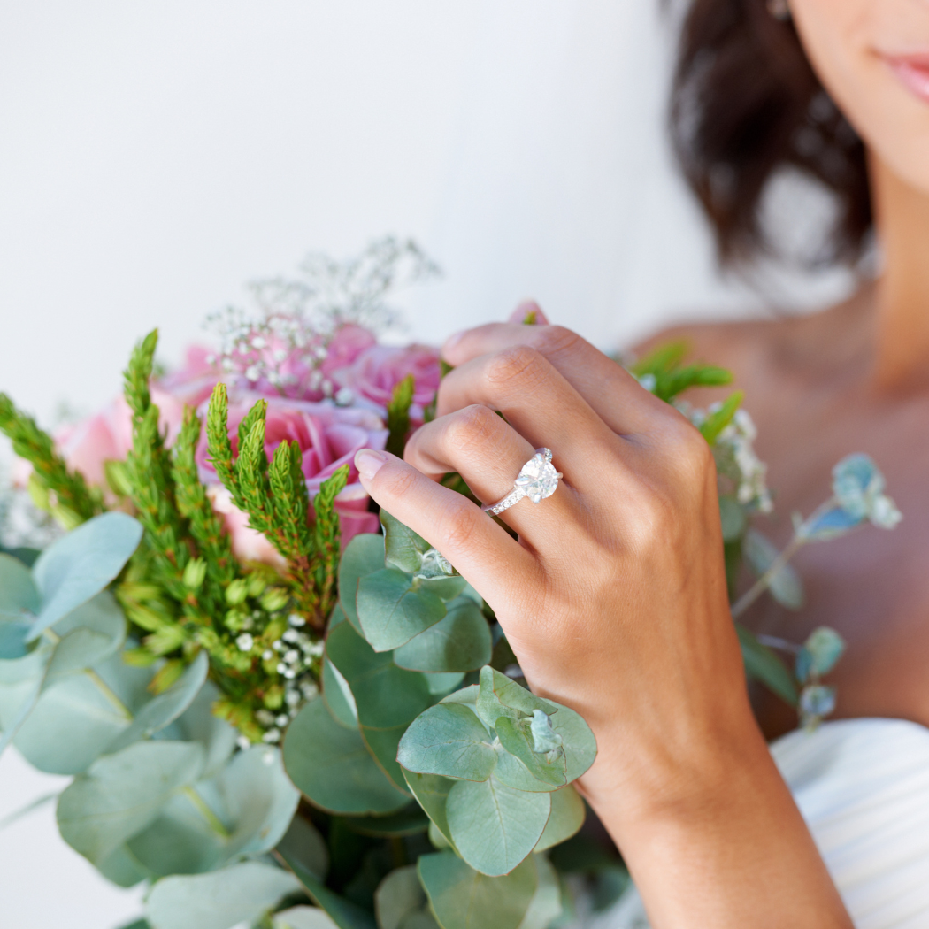 Najmodniejszy manicure ślubny 2024? Oto 3 wiodące trendy, które powinna znać każda przyszła panna młoda